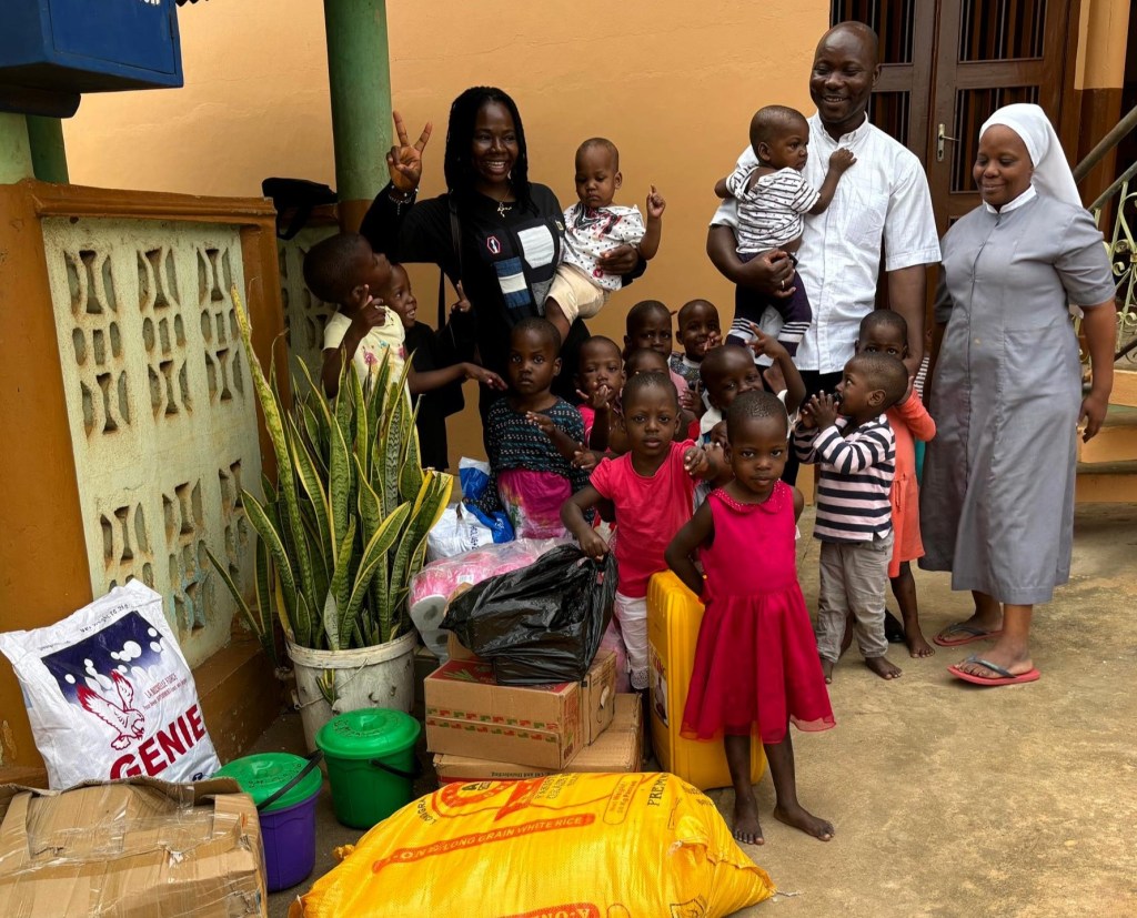 Spenden der Kamillus Gemeinschaft für ein Waisenhaus in Benin