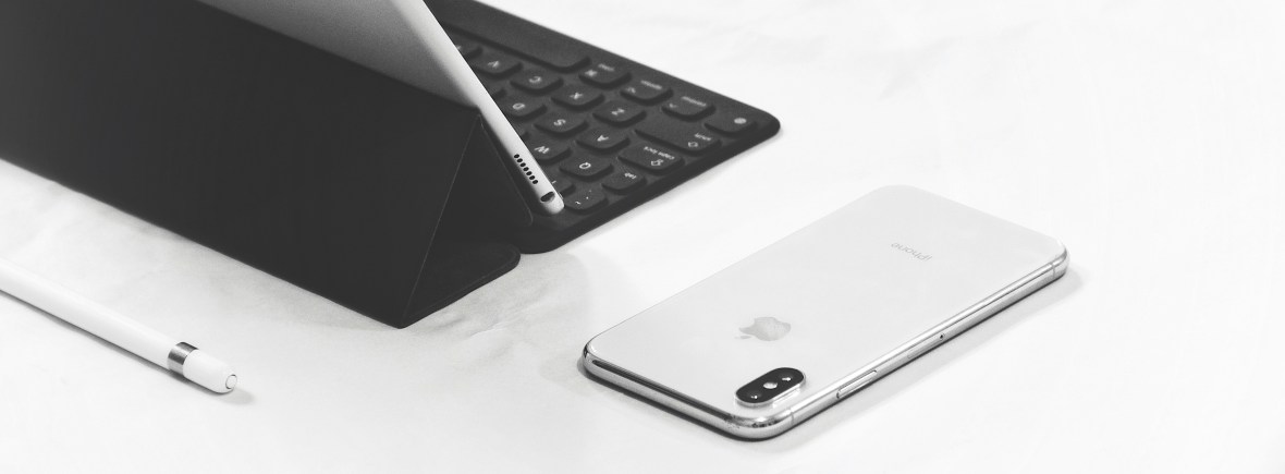 Laptop und Smartphone auf einem weißen Tisch symbolisieren Kontaktmöglichkeiten zum Orden der Kamillianer