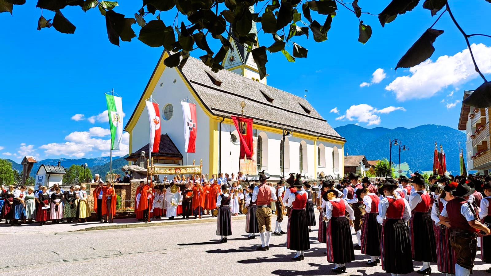 Fronleichnam Prozession mit Kamillianer Pater in einer Gemeinde in Tirol