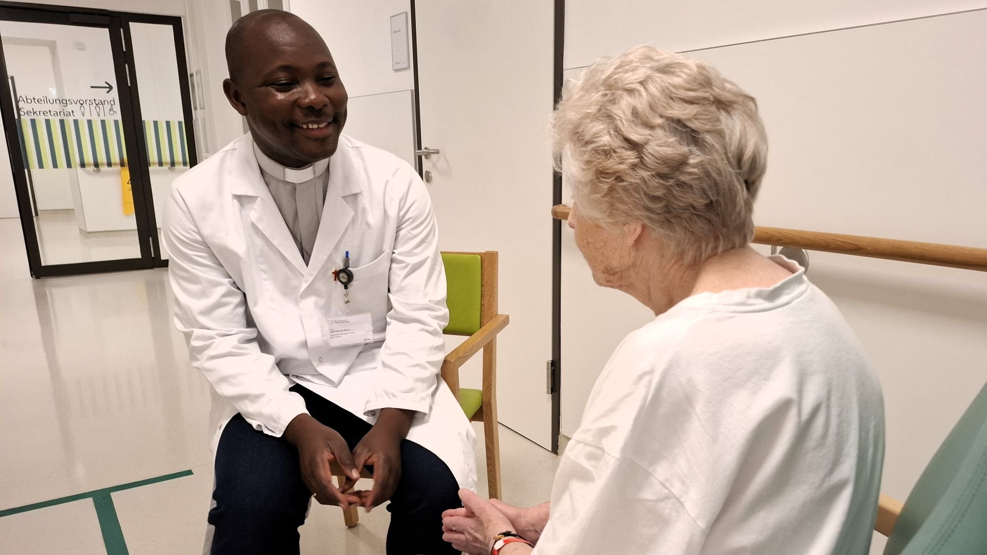 Kamillianer bei der Seelsorge im Krankenhaus mit Patientin in der Klinik Hietzing