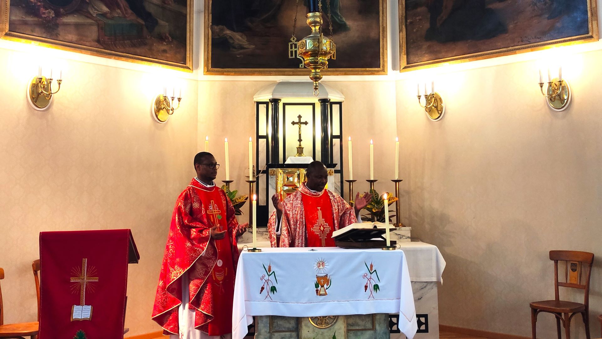 Kamillianer bei der Eucharistiefeier in der Krankenhaus Kapelle Klinik Hietzing