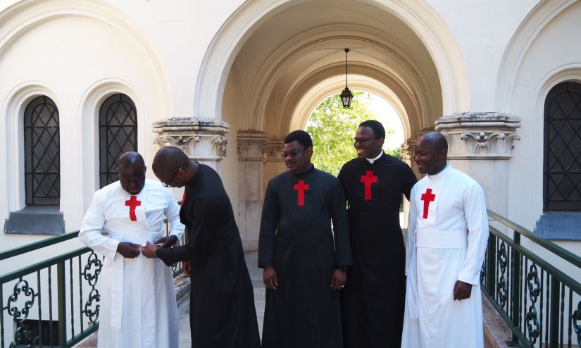 Gemeinschaft der Kamillianer Provinz Benin Togo in Österreich vor der Kirche in der Klinik Hietzing im Ordensgewand mit rotem Kreuz