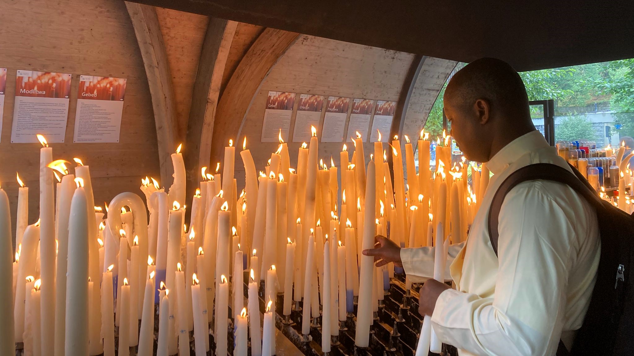 Kamillianer Priester aus Österreich bei der Pilgerreise in Lourdes beim Gebet