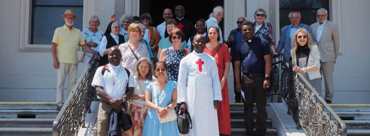 Priester und Gemeinschaft der Kamillianer vor der Kirche